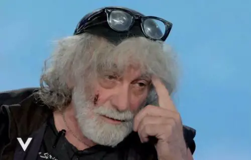 "Mi hanno tolto la patente due mesi fa". Guai col vino per Mauro Corona 