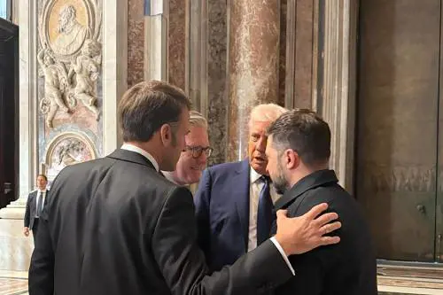 Il labiale di Donald a Macron: "Non è il tuo posto qui"