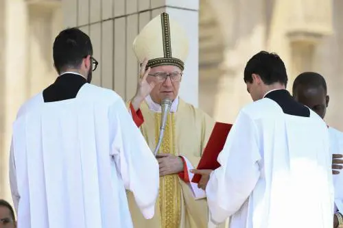 Parolin rivendica l'eredità del Papa: "È il momento della misericordia"