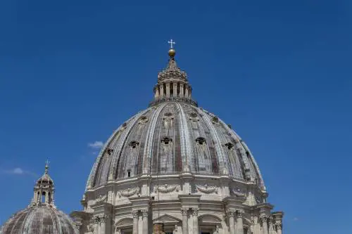 Stanze bonificate, giuramenti e fronde. La Sistina prepara la maratona papale