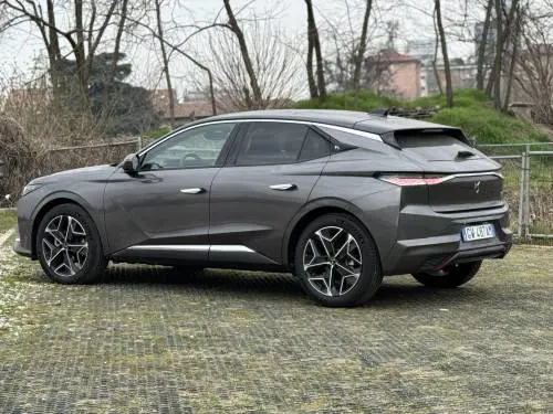 Al volante della DS 4 Hybrid elegante e attenta ai consumi