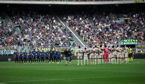 Anche la curva si sente svuotata. Ma poi applaude i nerazzurri