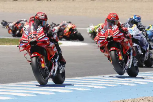 È una Ducati ad alta tensione: Pecco e Marc si toccano