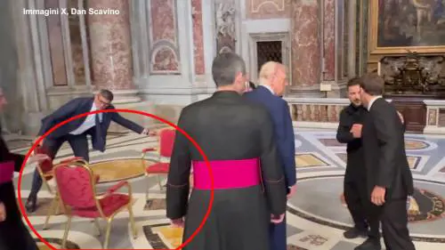 Incontro Trump-Zelensky, Macron si giustifica: "La terza sedia? Per l'interprete"