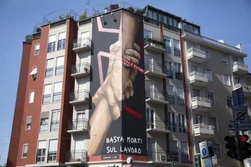 Un morto sul lavoro ogni 8 giorni. Murale e corteo per la sicurezza