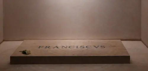 Papa Francesco, è polemica sulla lapide: "l'errore" che fa discutere