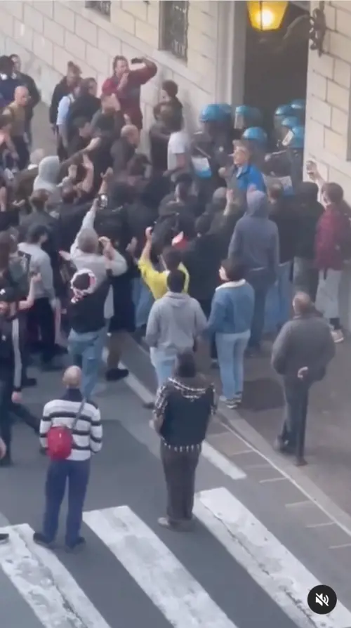"Scene da guerra civile". Gli anarchici tentano l'assalto al Comune di Lecco