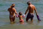 https://img.ilgcdn.com/sites/default/files/styles/md/public/foto/2025/04/29/famiglia_mare_fg-kaWE-U331911908932u6B-150x100@Produzione.jpg?_=1745938803