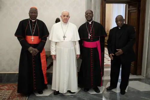 "Non sa quando è nato". È giallo sulla partecipazione di un cardinale al Conclave