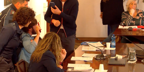 "Non la chiamo presidente". E il Pd fa portare via con la forza il consigliere d'opposizione