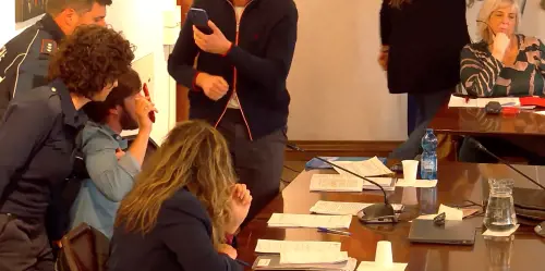 "Non la chiamo presidente". E il Pd fa portare via con la forza il consigliere d'opposizione