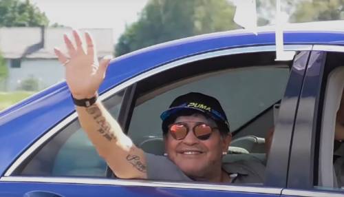 https://img.ilgcdn.com/sites/default/files/styles/md/public/foto/2025/04/30/1746025720-maradona-lascia-clinica.jpg?_=1746025720