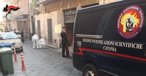 Giù dal balcone: uccide la figlia di 7 mesi