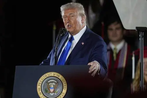 Trump ci ricasca: "I signori di internet mi baciano il c..."