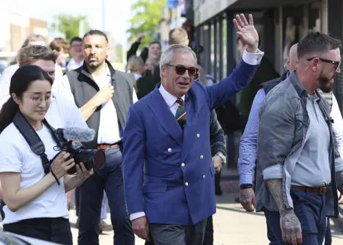 Svolta nel Regno Unito: il partito di Farage trionfa alle amministrative e punta al governo