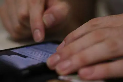 Messaggi sospetti sul telefono del figlio: una mamma smaschera un presunto pedofilo
