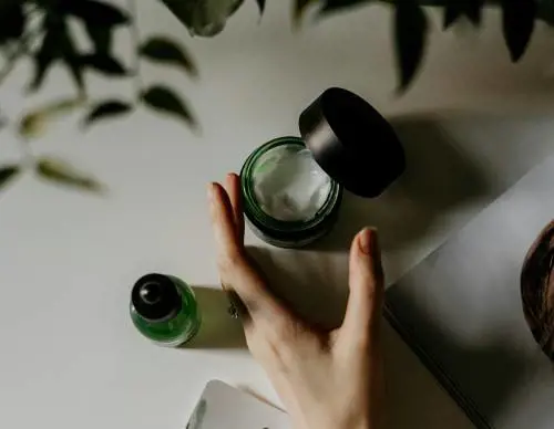 8 prodotti che non devono mancare nel beauty di una over 50