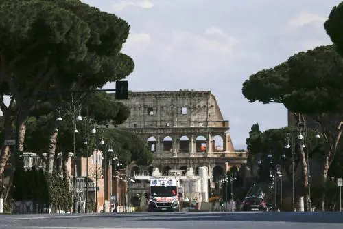 Orrore al Colosseo: turista scavalca i cancelli, cade e resta infilzato