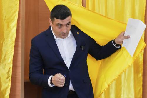 Il primo turno va a Simion. Ma la Romania è spaccata