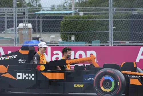 Verstappen dà spettacolo, poi solite McLaren. E in Ferrari si litiga