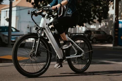 https://img.ilgcdn.com/sites/default/files/styles/md/public/foto/2025/05/05/1746449513-bici-elettrica.jpg?_=1746449513