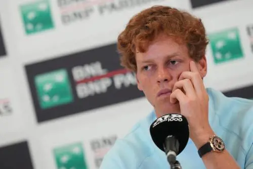 Dalla frecciata ai colleghi alla presunta fidanzata: il ritorno di Sinner agli Internazionali di tennis