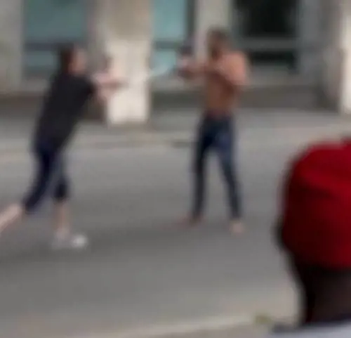 Bologna, straniero armato di forbici aggredisce i passanti: attimi di panico