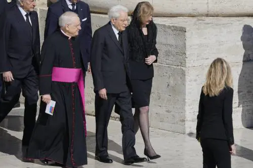 La visita di Mattarella alla tomba di papa Francesco