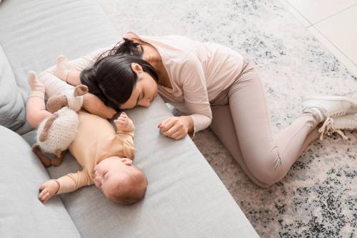 https://img.ilgcdn.com/sites/default/files/styles/md/public/foto/2025/05/05/mamma-depressione-post-partum-con-bambino-canva.jpg?_=1746467103