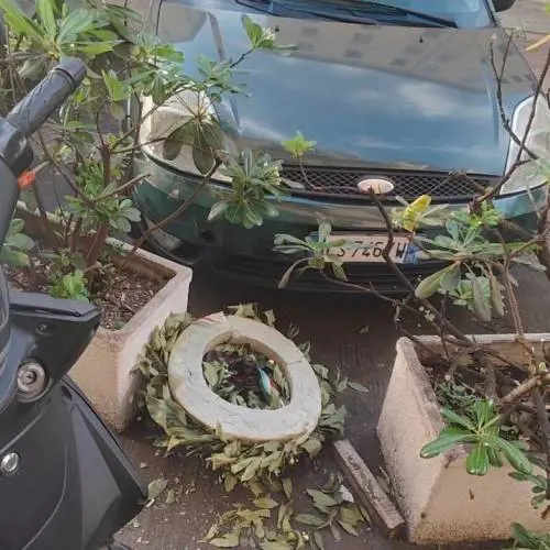 Distrutta la corona per Ramelli. FdI: "Gesto codardo e infame"