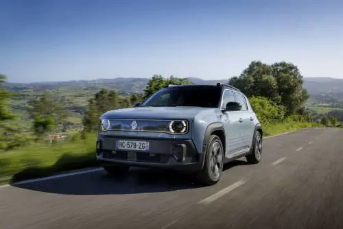 Renault 4 E-Tech, guarda la video prova