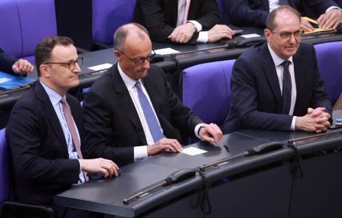 Merz parte con il brivido. Sotto per 18 voti, poi l'ok