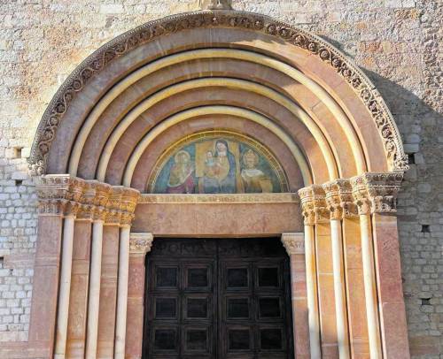 Sulle orme del Papa eremita. Tra fiumi, grotte e montagne