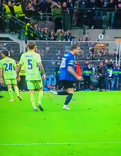 L'esultanza per il gol, lo sputo e la rissa sfiorata. Cosa è successo tra Acerbi e Inigo Martinez