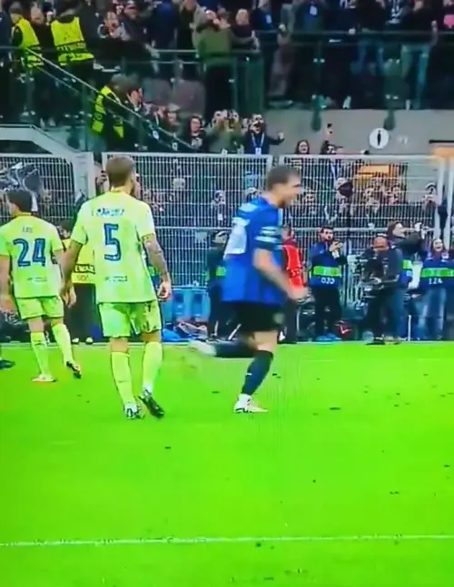 L'esultanza per il gol, lo sputo e la rissa sfiorata. Cosa è successo tra Acerbi e Inigo Martinez