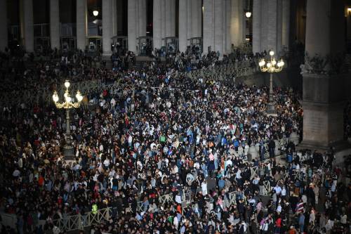 In piazza San Pietro occhi sul comignolo. I 45mila in attesa tra tifo e speranze
