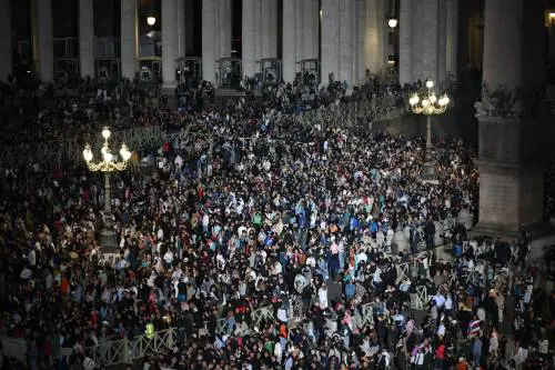 In piazza San Pietro occhi sul comignolo. I 45mila in attesa tra tifo e speranze