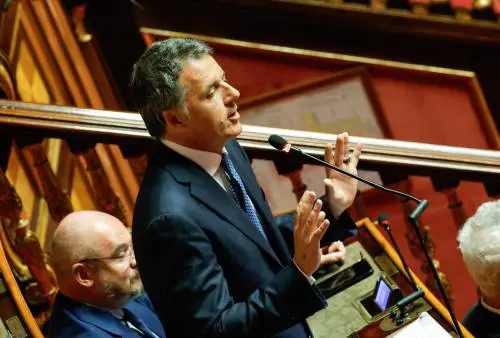"Via la scorta agli ex premier". E Renzi accusa il governo