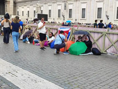 Facce da Conclave: la piazza gremita in attesa della fumata bianca