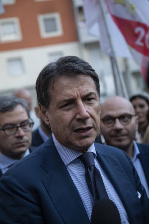 Entusiasti anche Schlein e Conte. "Belle parole contro le armi". La destra: è contro il relativismo