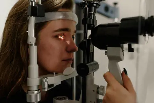 Distacco della retina: i segnali da non ignorare e cosa fare subito