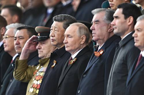 Putin e la parata davanti a Xi. "Tutto il Paese è per la guerra"