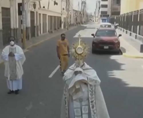 "Leone XIV come Papa Francesco". Il video della preghiera durante il Covid