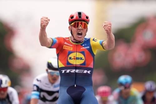 https://img.ilgcdn.com/sites/default/files/styles/md/public/foto/2025/05/09/1746803880-giro-2025-tappa-1-pedersen-arrivo.jpg?_=1746803880