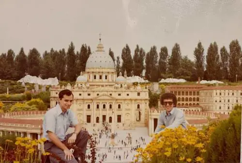A sinistra un giovanissimo Papa Leone XIV in visita a Minitalia, insieme a Padre Lenzi di Capriate (destra)