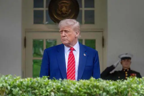 "Vuole tenere tariffe al 10% per tutti". Il piano di Trump per la guerra dei dazi