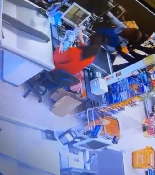 "Devo bruciare la chiesa". E la straniera minaccia cassieri e clienti del supermercato
