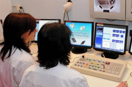 https://img.ilgcdn.com/sites/default/files/styles/md/public/foto/2025/05/09/laboratorio_pc_oncologia_fg_3-3-746739687.jpg?_=1746784803