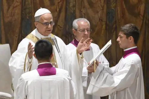 La preghiera in San Pietro e il programma di Leone. "Gesù non è un superuomo. Chi ha potere resti piccolo"