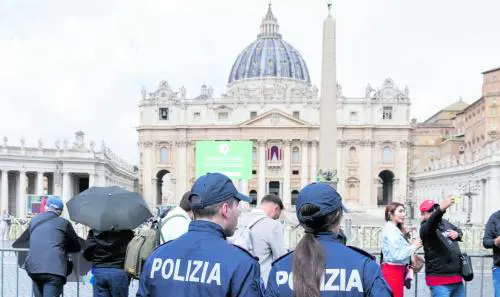  Preparativi per la folla di 250mila fedeli 